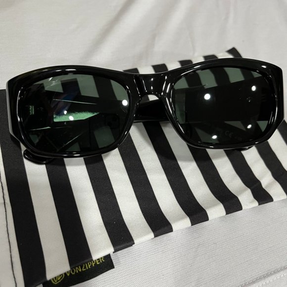 VonZipper Juvie sunglasses (black frame/gray lenses)